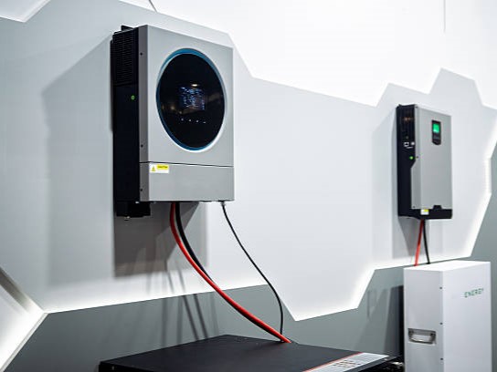 How a Hybrid Inverter Achieves Automatic Grid-Tied and Off-Grid Switching
